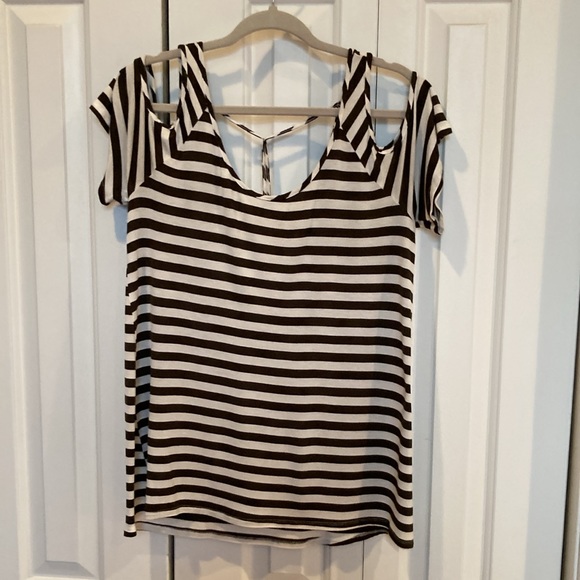 Cold shoulder top. Size M. - Picture 2 of 11